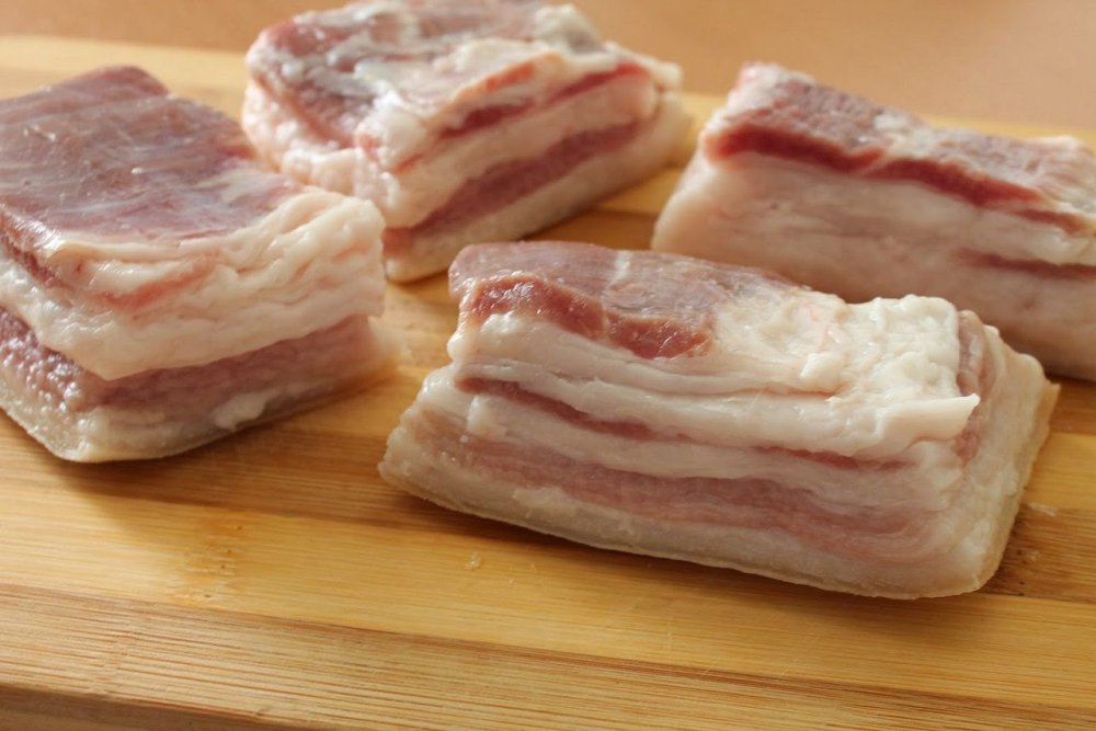 Еда на деревянном столе