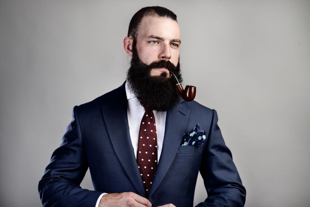 Мужчина в пиджаке с бородой