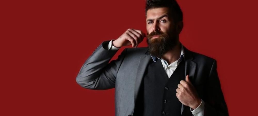 Танцующий мужик с бородой в костюме