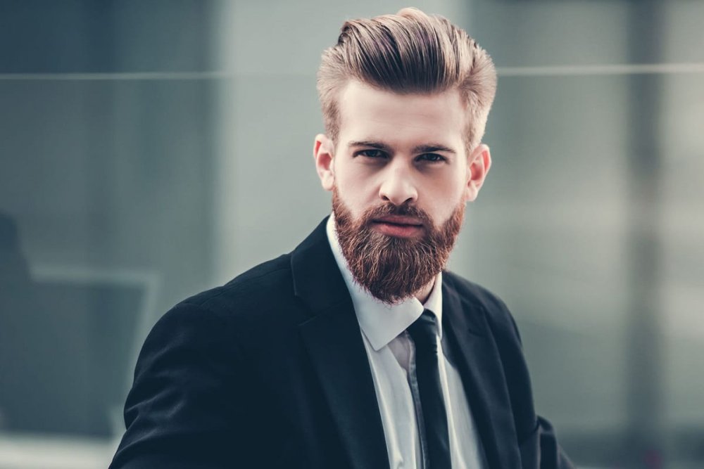 Бородатый мужчина на темном фоне