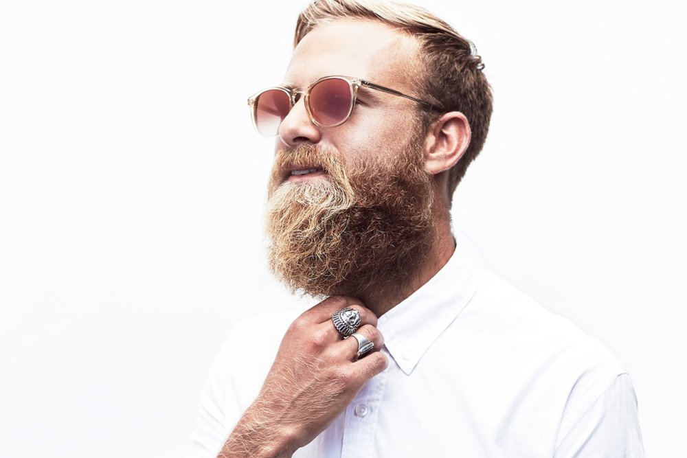 Бородатый мужчина в костюме