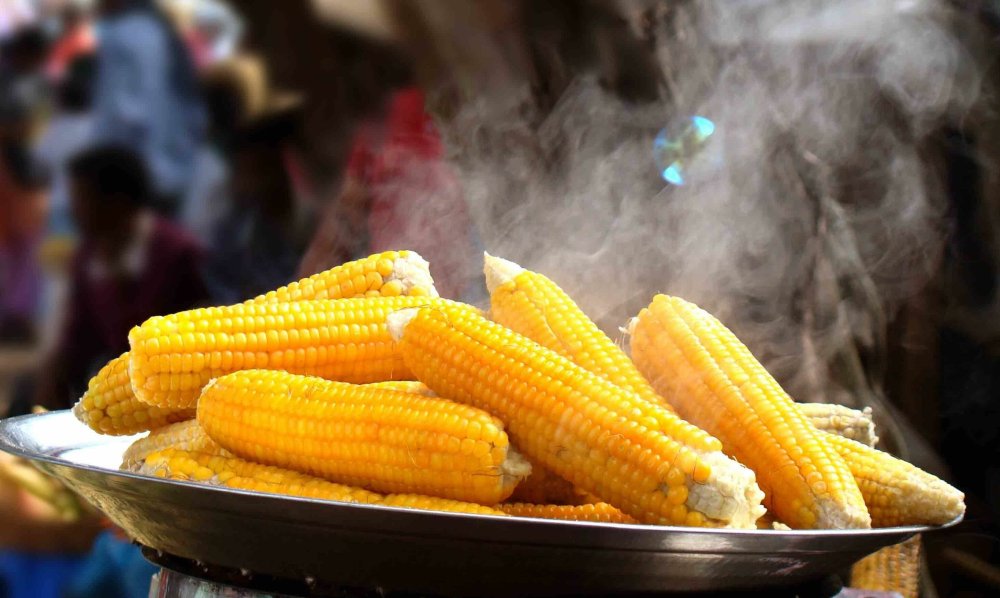 Горячая вареная кукуруза