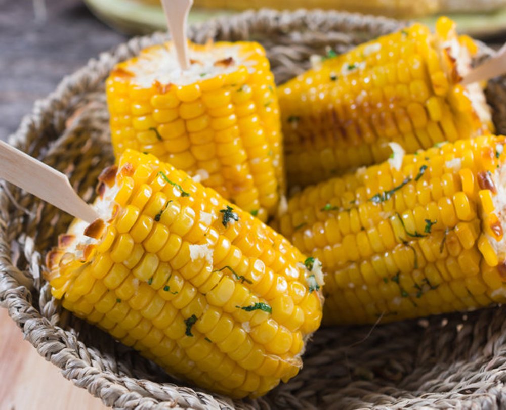 Горячая вареная кукуруза