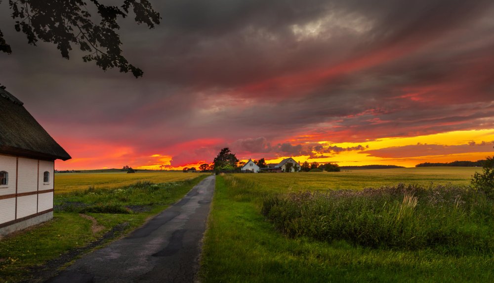 Красивый закат в деревне