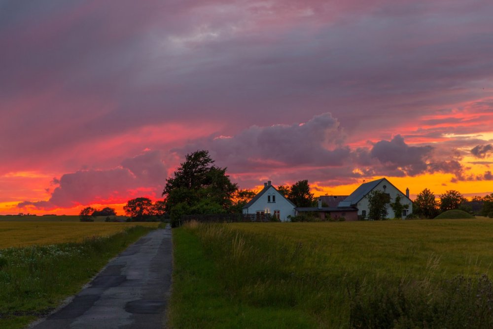 Красивый закат в деревне
