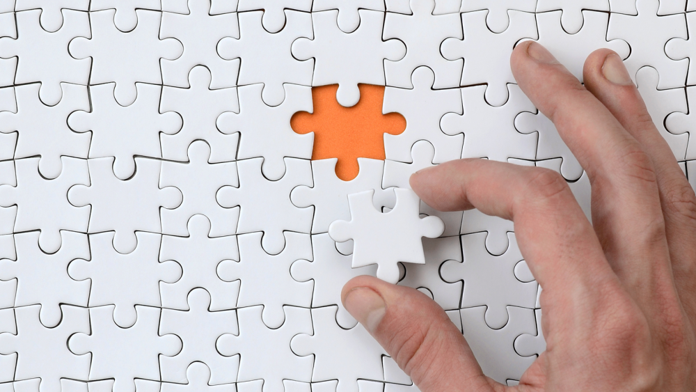 Человечки складывают пазл