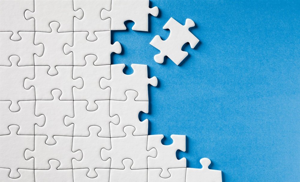 Человек собирает пазл