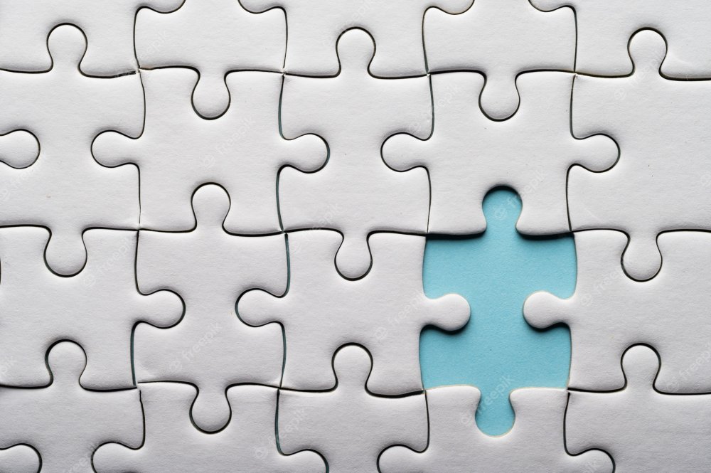 Человек собирает Паззлы