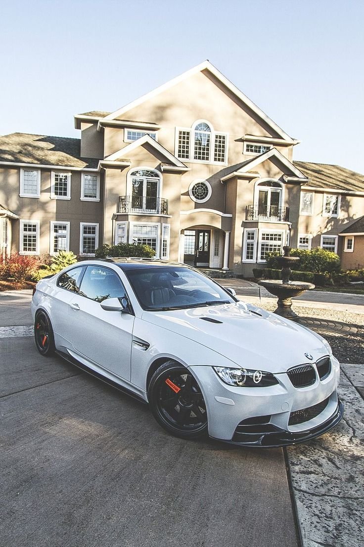 Машина красивая темно