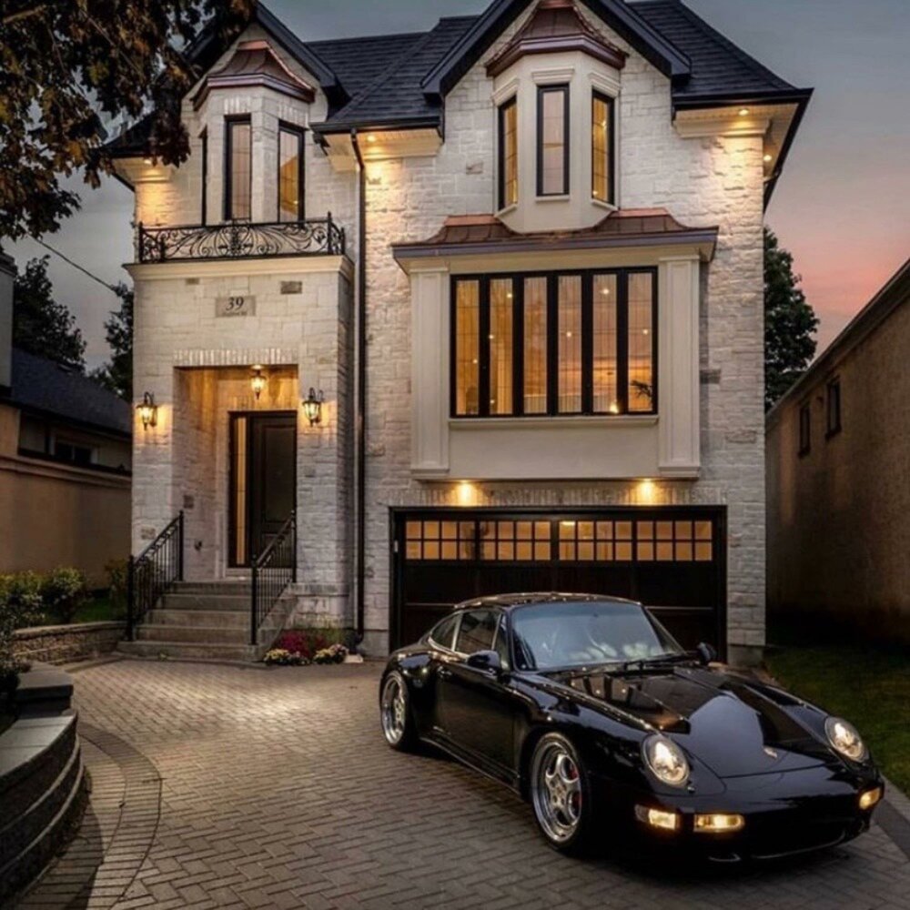 Красивый дом с машиной