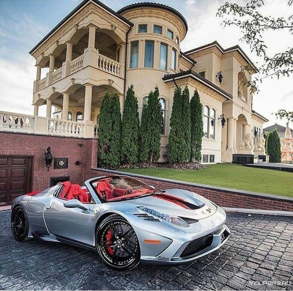 Машина на фоне моря