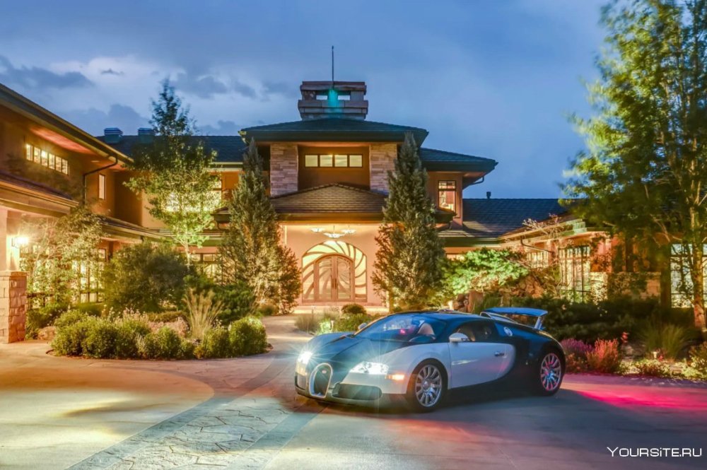Девушка с особняком и машиной