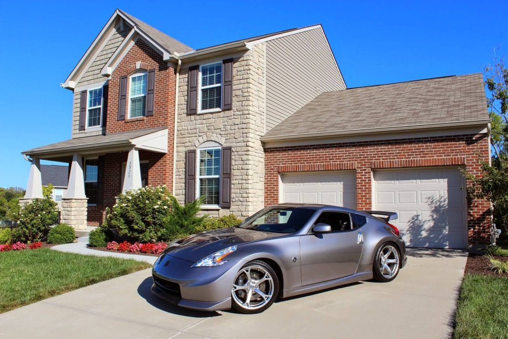 Рядом с машиной