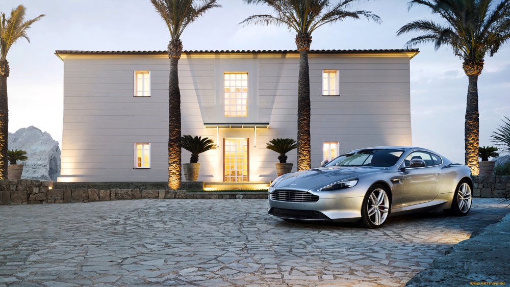 Машина у дома в черно белом цвете