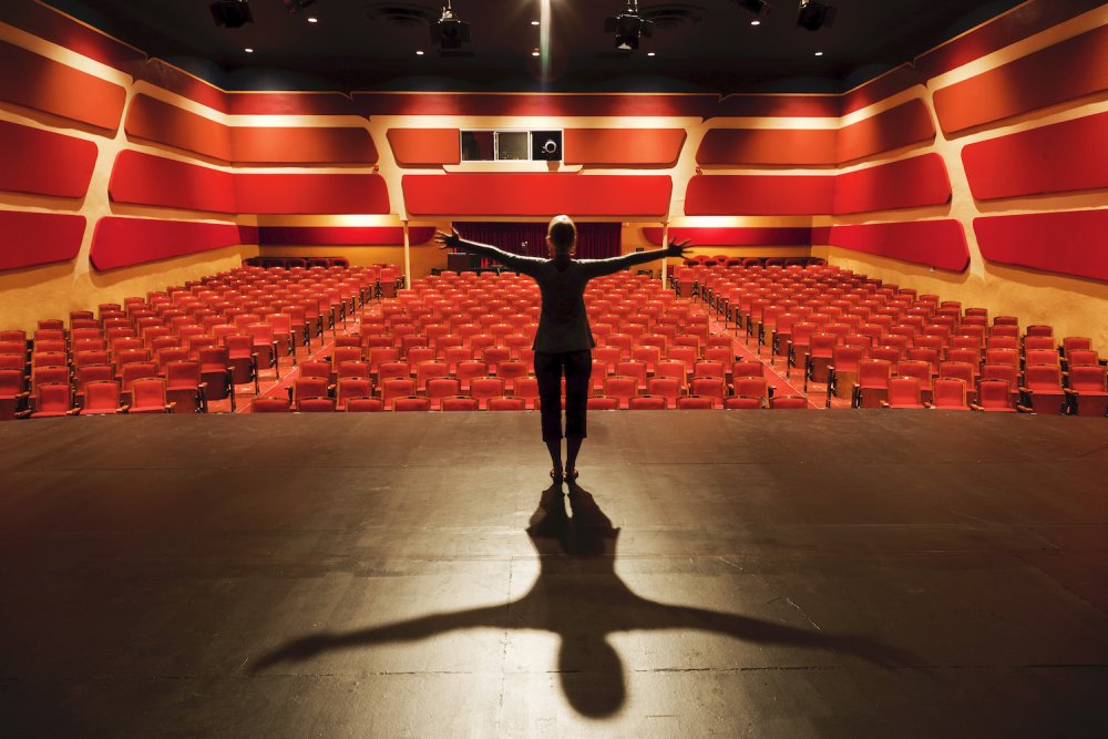 Актер на сцене арт