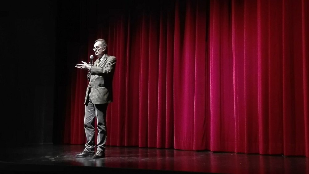 Актер на сцене