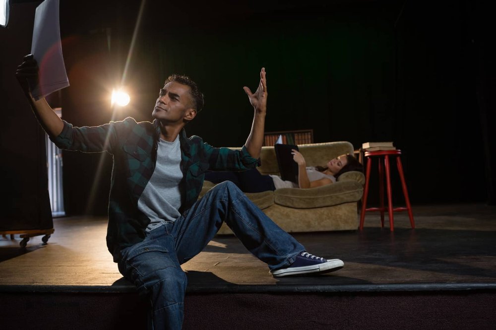 Актриса на сцене театра