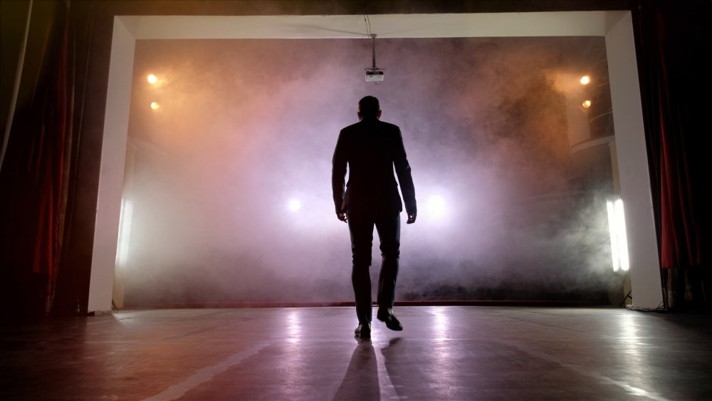 Человек на пустой сцене