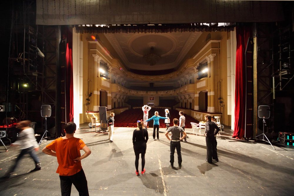 Занавес закрывается