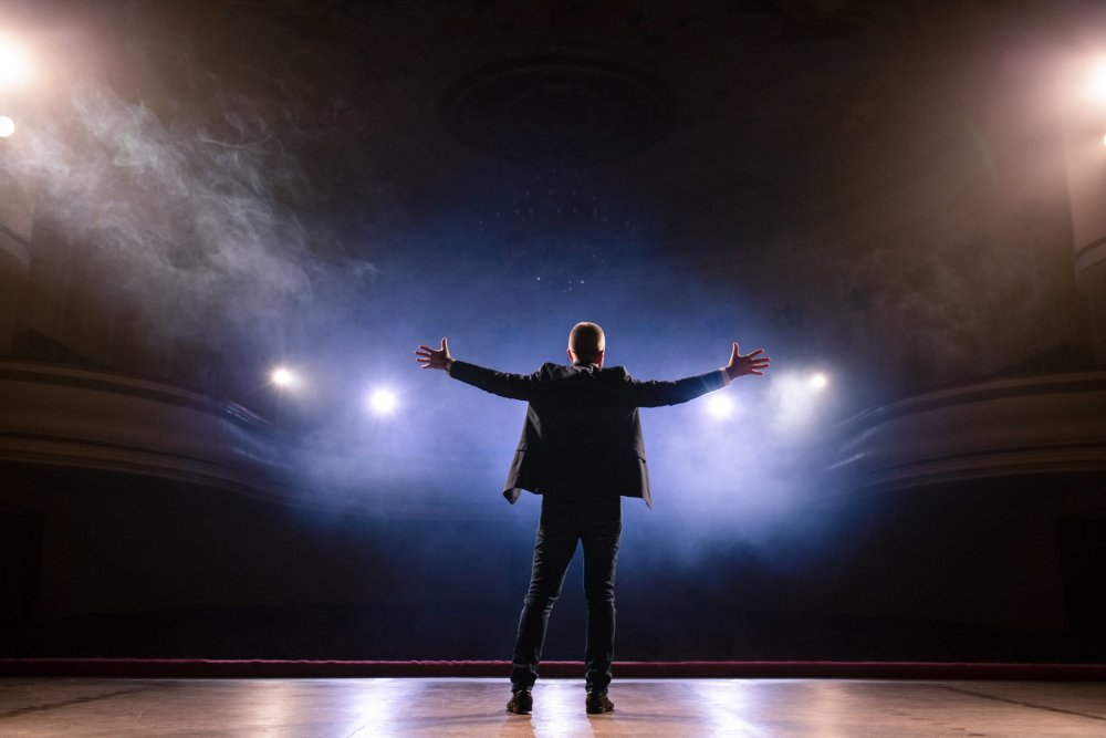 Человек на сцене со спины