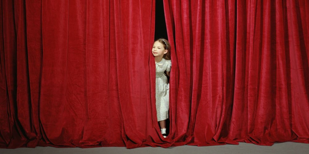 Открытый занавес