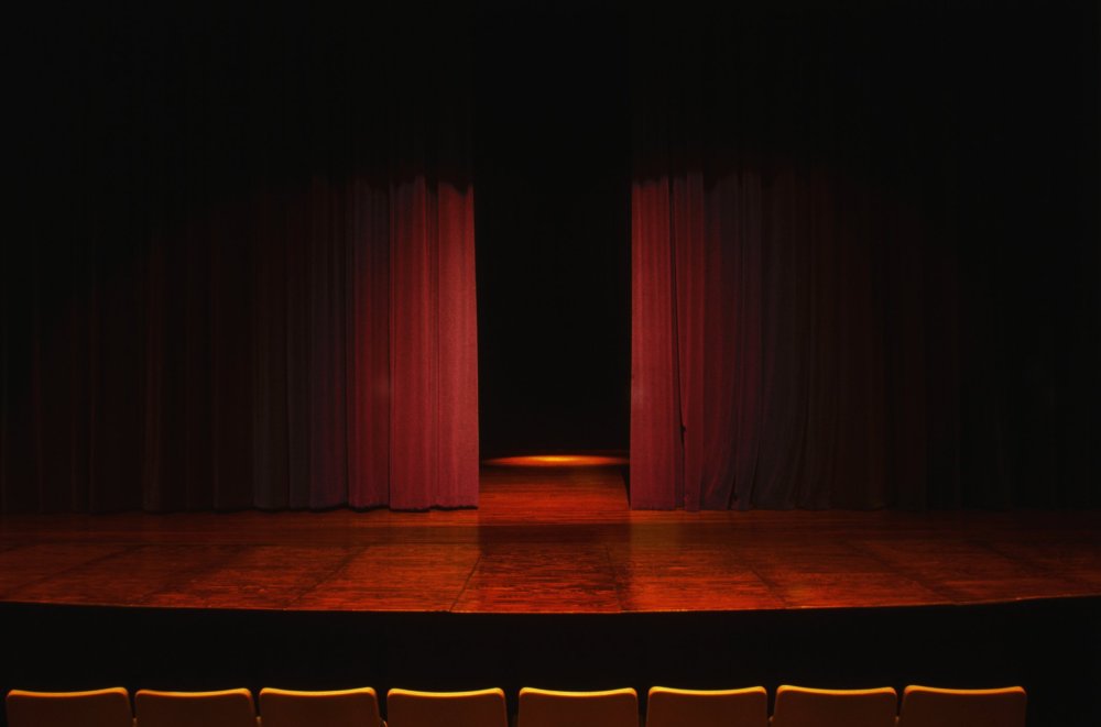 Вертикальные экраны на сцене