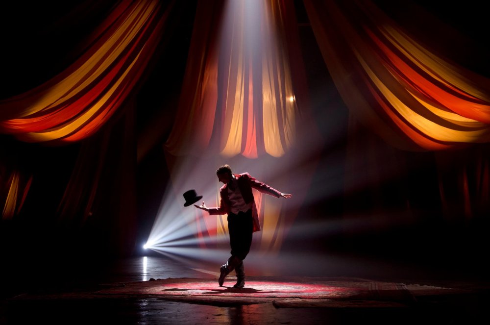 Мультяшный певец на сцене