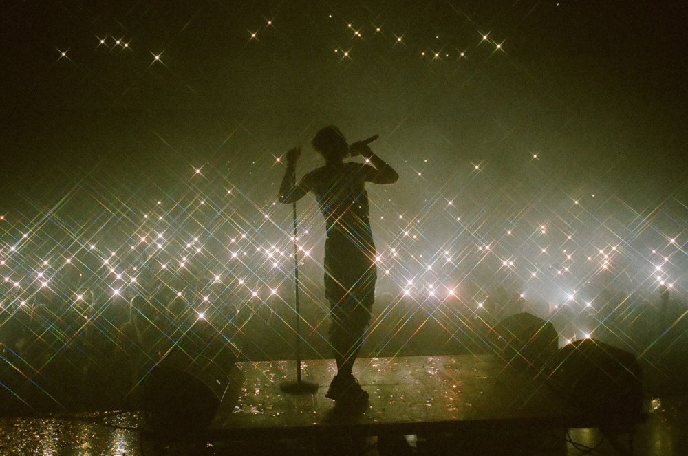 Актер на сцене рисунок