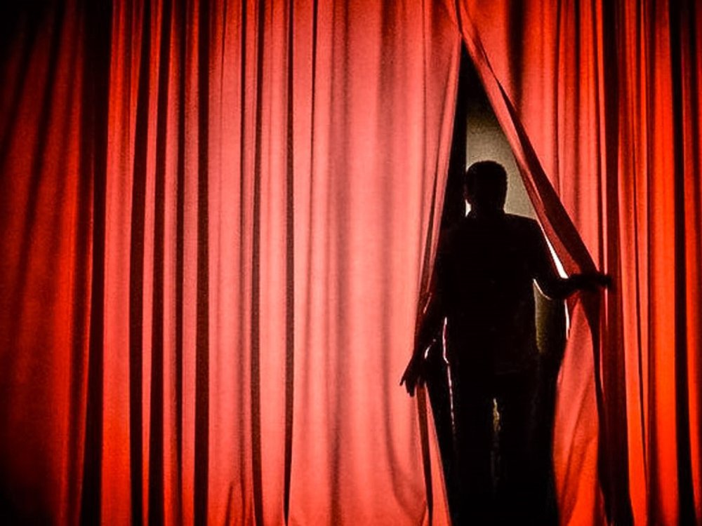 Актриса на сцене