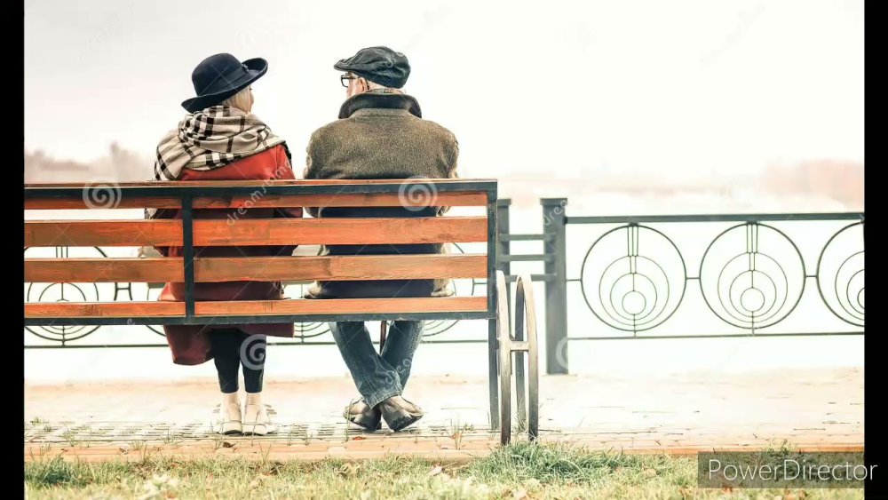 Пожилая пара сидит на лавочке