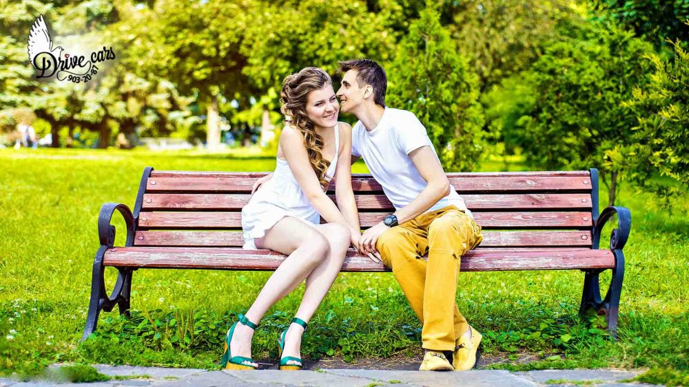 Пара на скамейке в парке