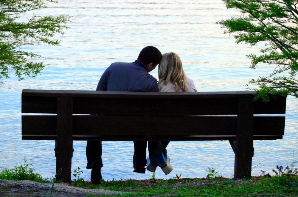 На скамейке в парке отец с сыном