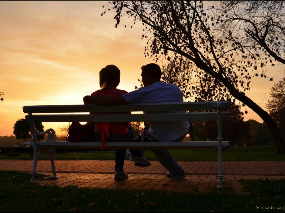 Двое на скамейке