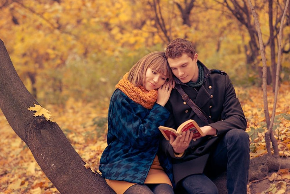 Девушка с парнем на лавочке осень