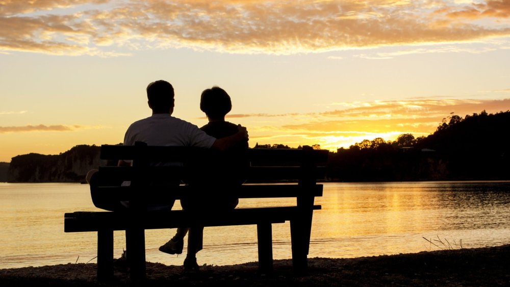 Пара на скамейке ночью