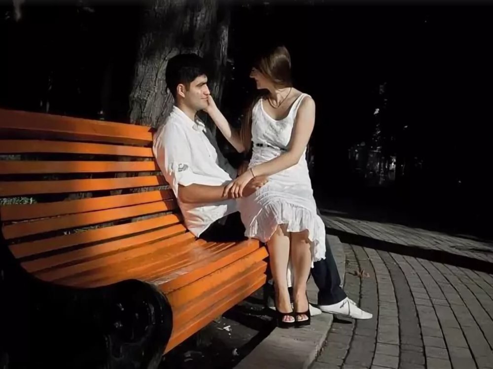 Одинокий человек на скамейке