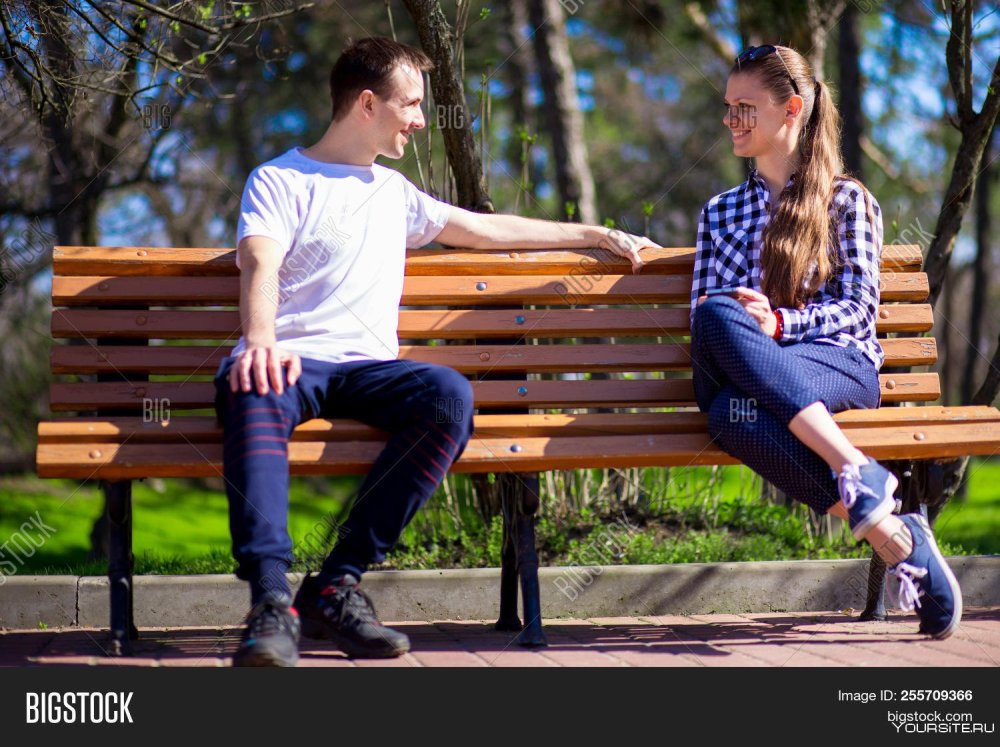 Парень на скамейке в парке