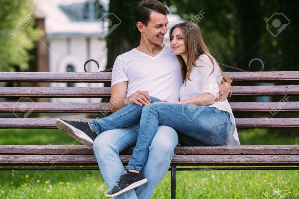 Страстная парочка в парке