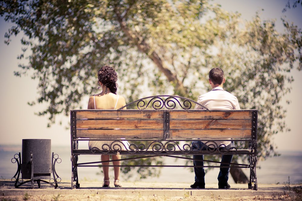 Пара на скамейке