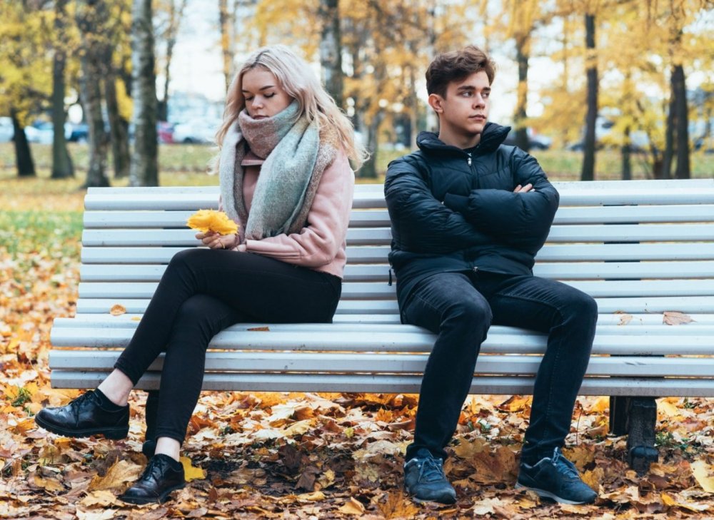 Скамейка у реки