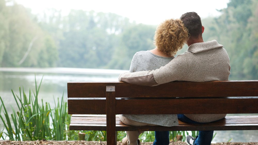 Влюбленные сидят на скамейке
