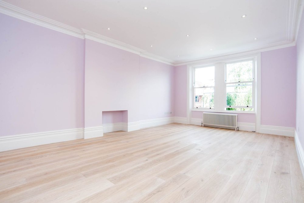 Пустая серая стена в интерьере