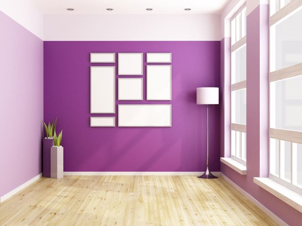 Фиолетовые стены в пустой комнате