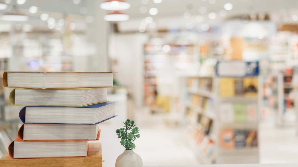 Размытый книжный фон