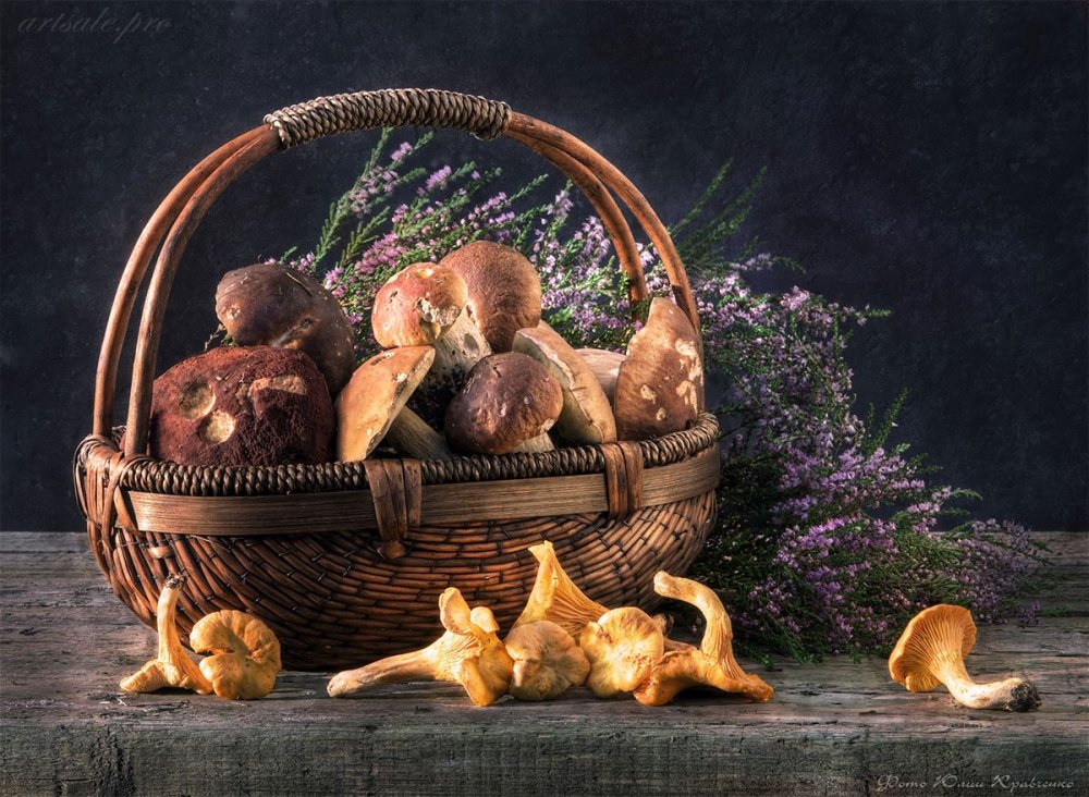 Натюрморт с лисичками и корзиной