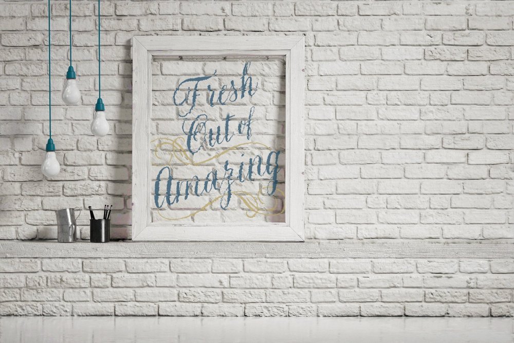 Картина на кирпичной стене