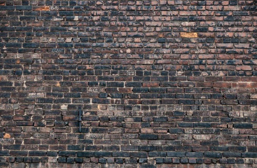 Кирпичная стена с лампочками