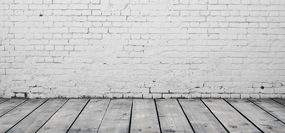 Кирпичная стена длинная