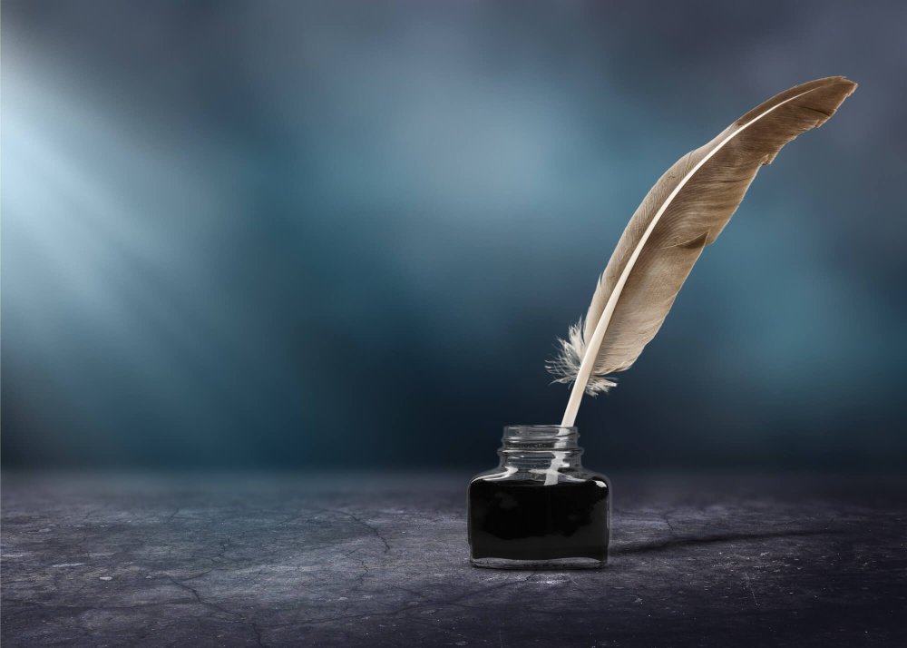 Чернильное перо на прозрачном фоне