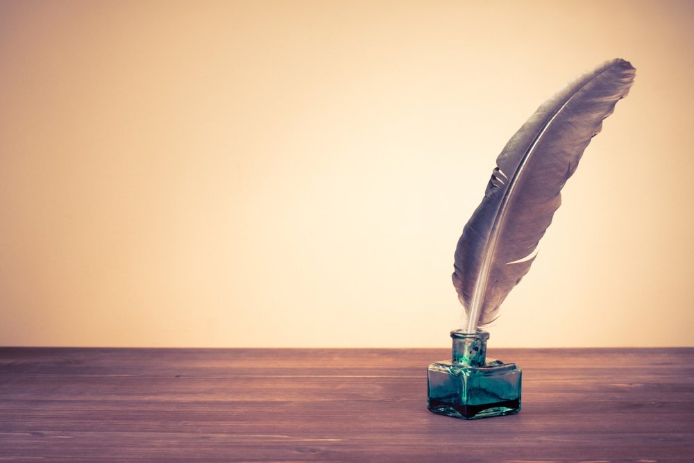 Зелёное перо и чернильница